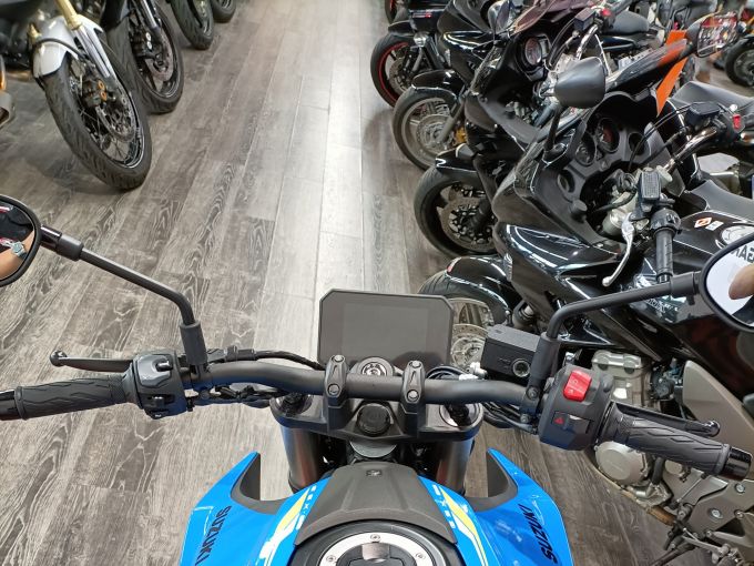 SUZUKI GSX-8S 4