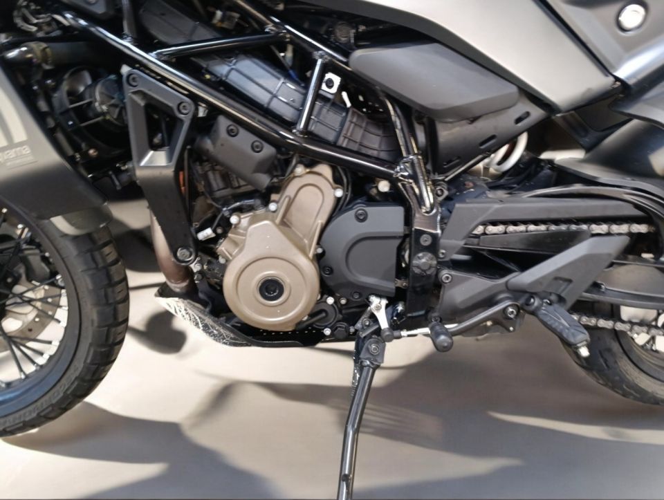 HUSQVARNA SVARTPILEN 401 4