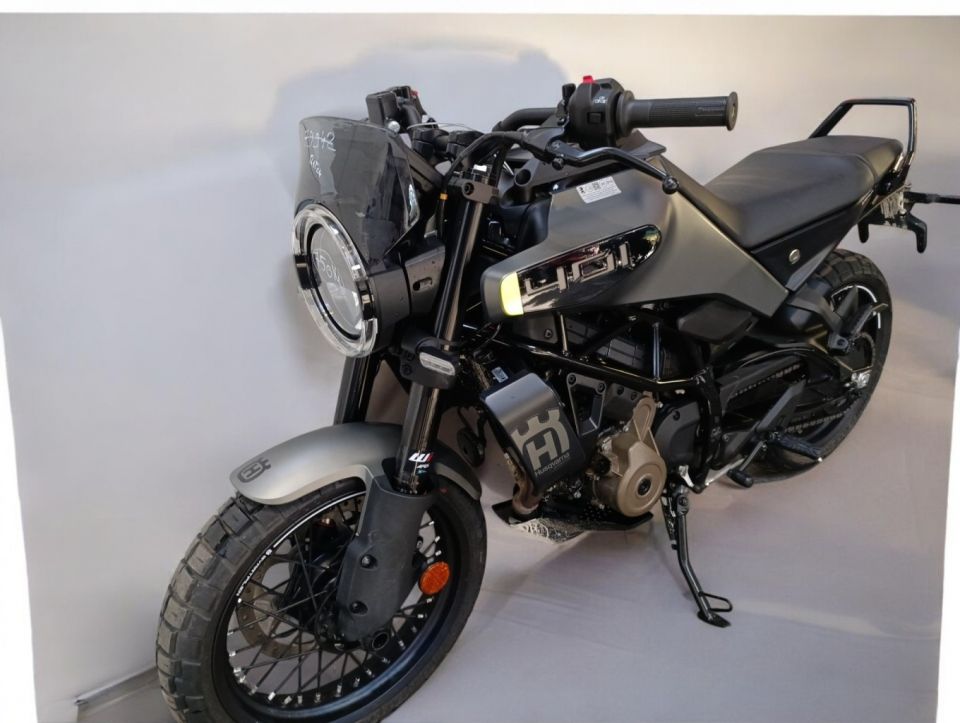 HUSQVARNA SVARTPILEN 401 4