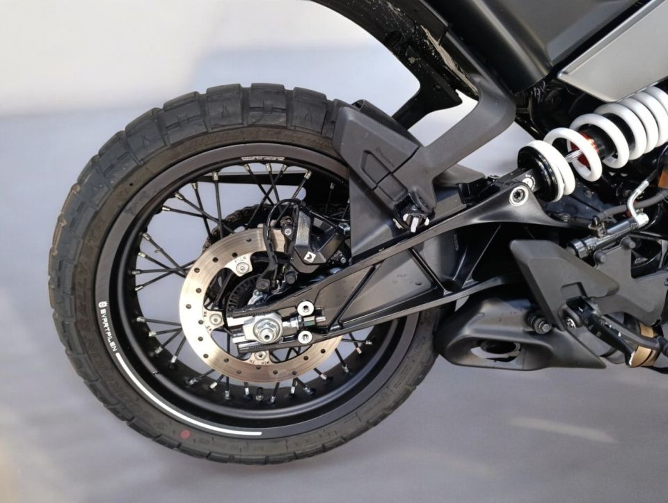 HUSQVARNA SVARTPILEN 401 4