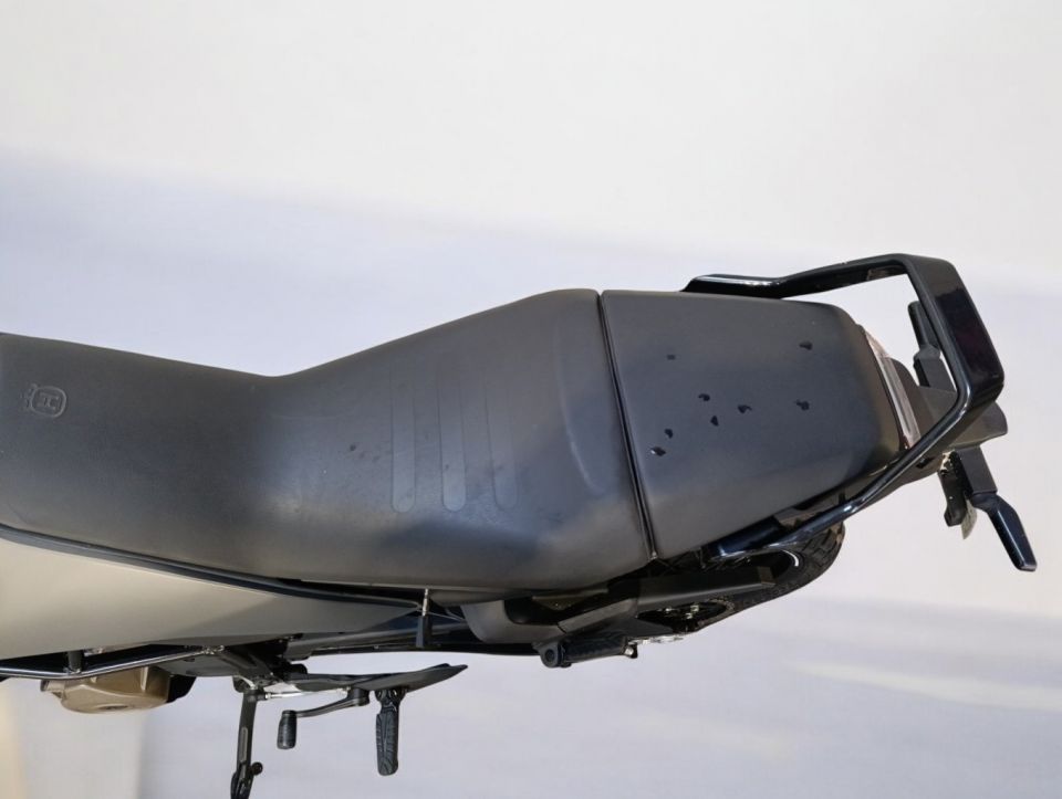 HUSQVARNA SVARTPILEN 401 4