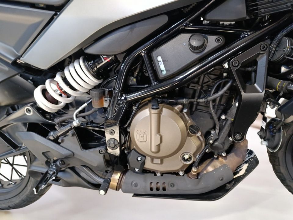 HUSQVARNA SVARTPILEN 401 4