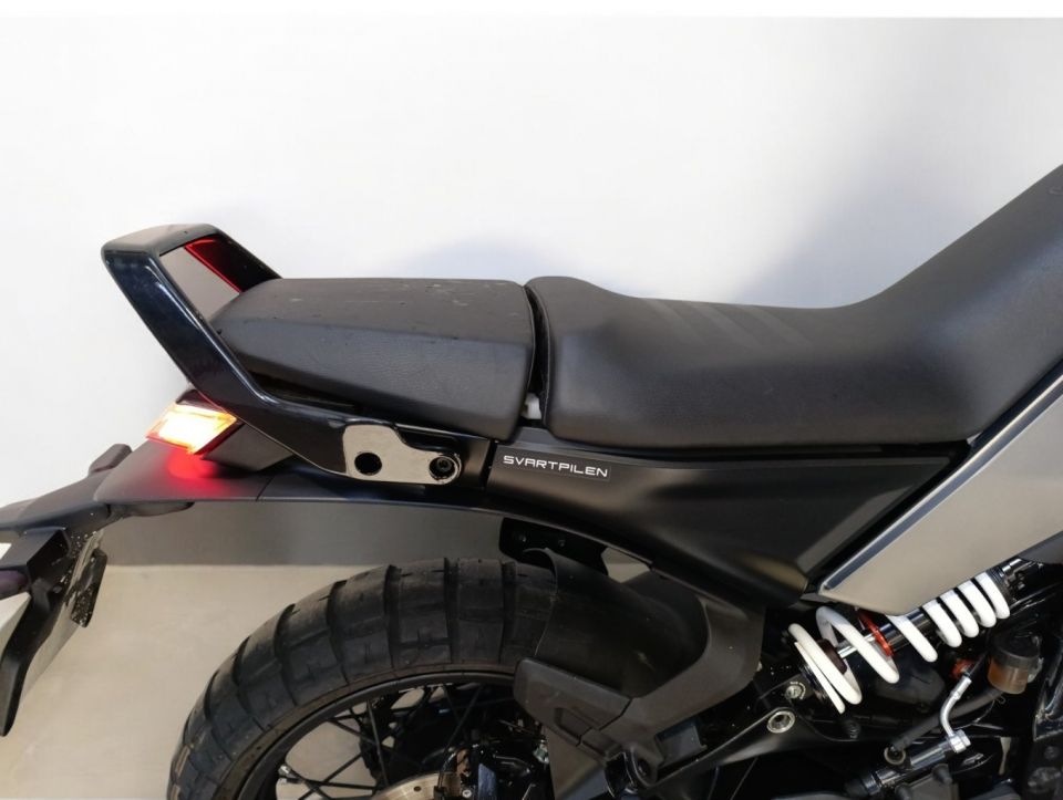 HUSQVARNA SVARTPILEN 401 4