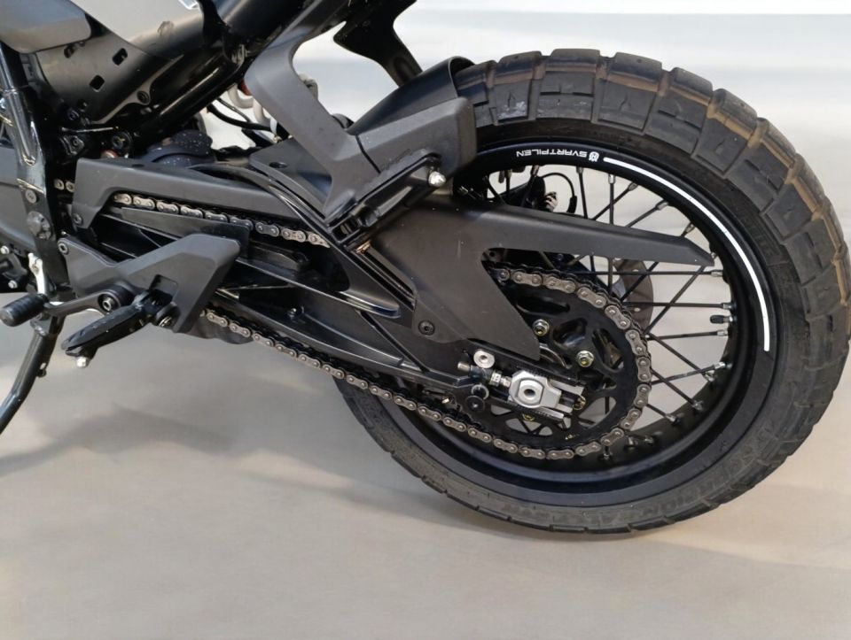 HUSQVARNA SVARTPILEN 401 4