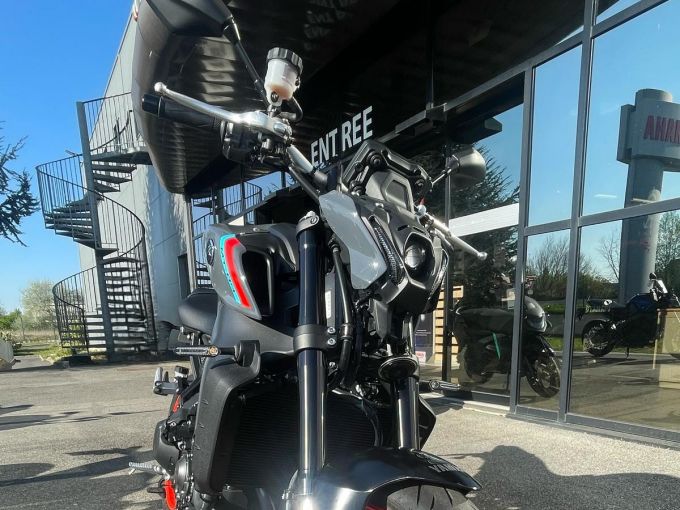 YAMAHA MT-09 4