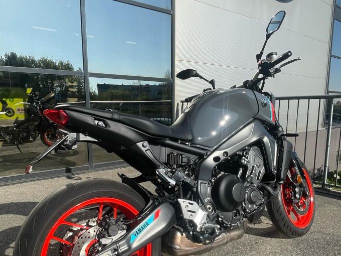 YAMAHA MT-09 4