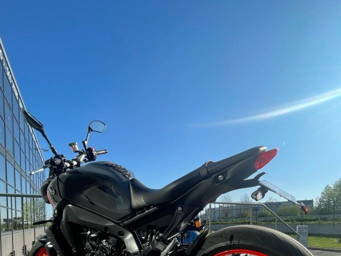 YAMAHA MT-09 4