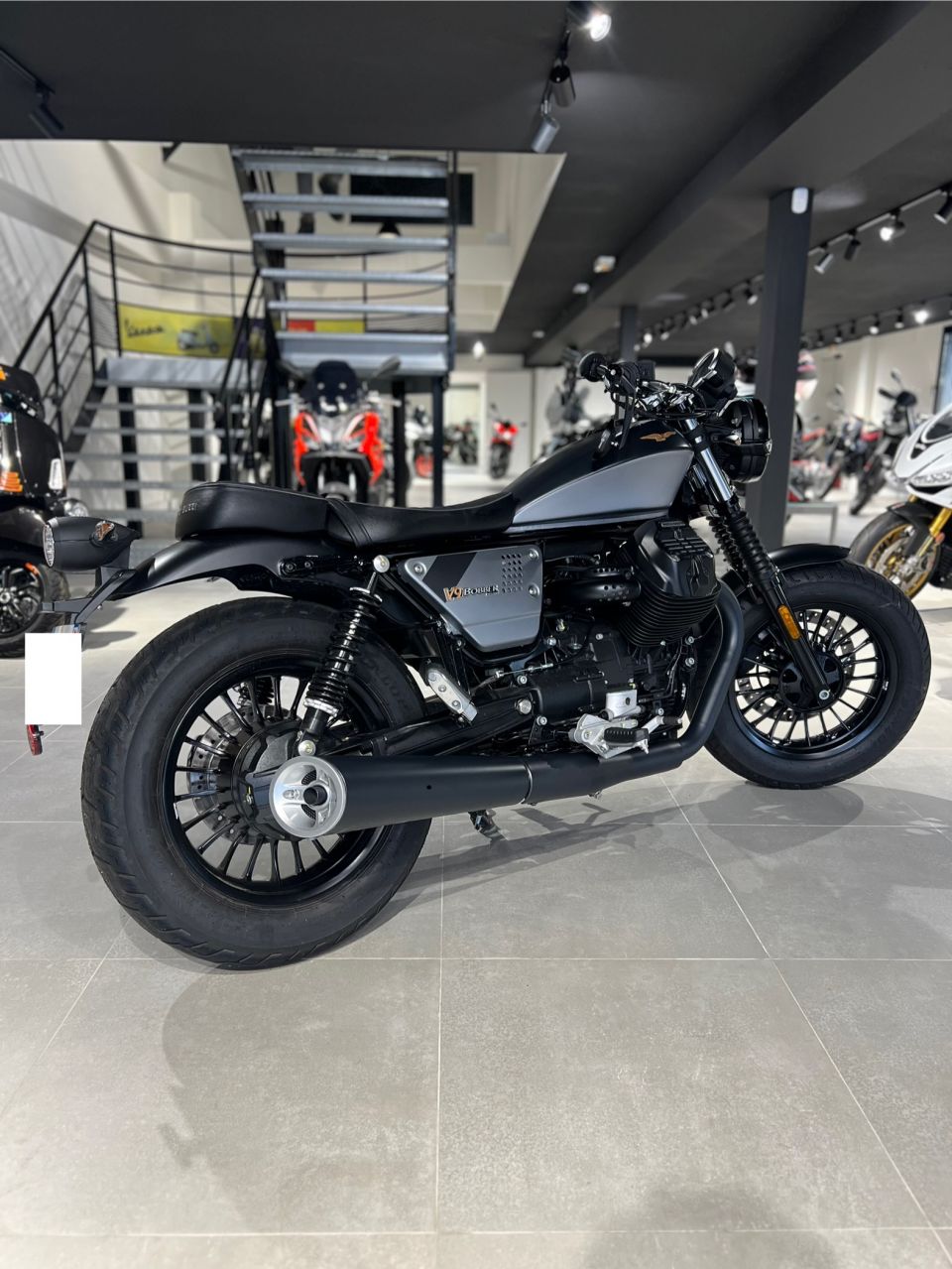 MOTO GUZZI V9 BOBBER 4