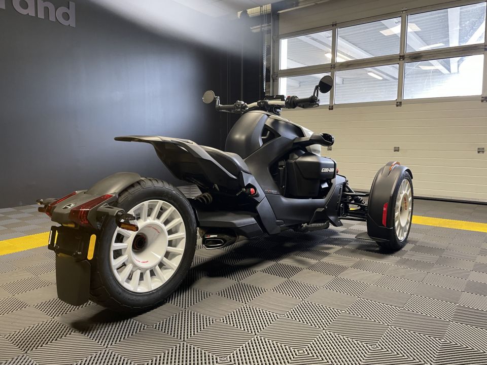CAN-AM SPYDER 4