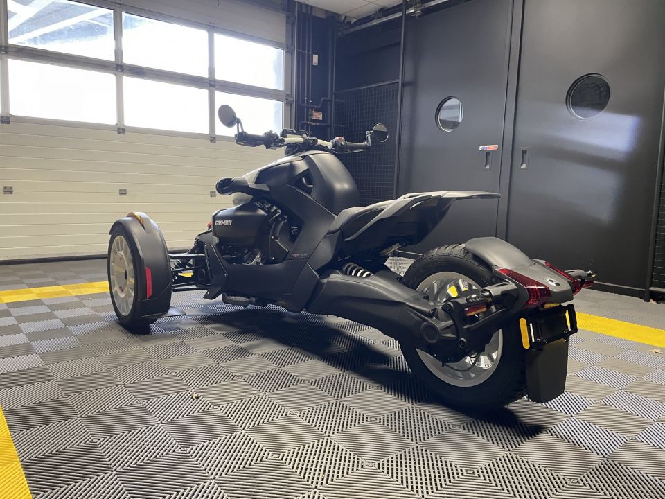 CAN-AM SPYDER 4