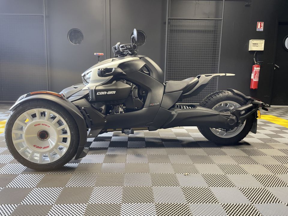 CAN-AM SPYDER 4