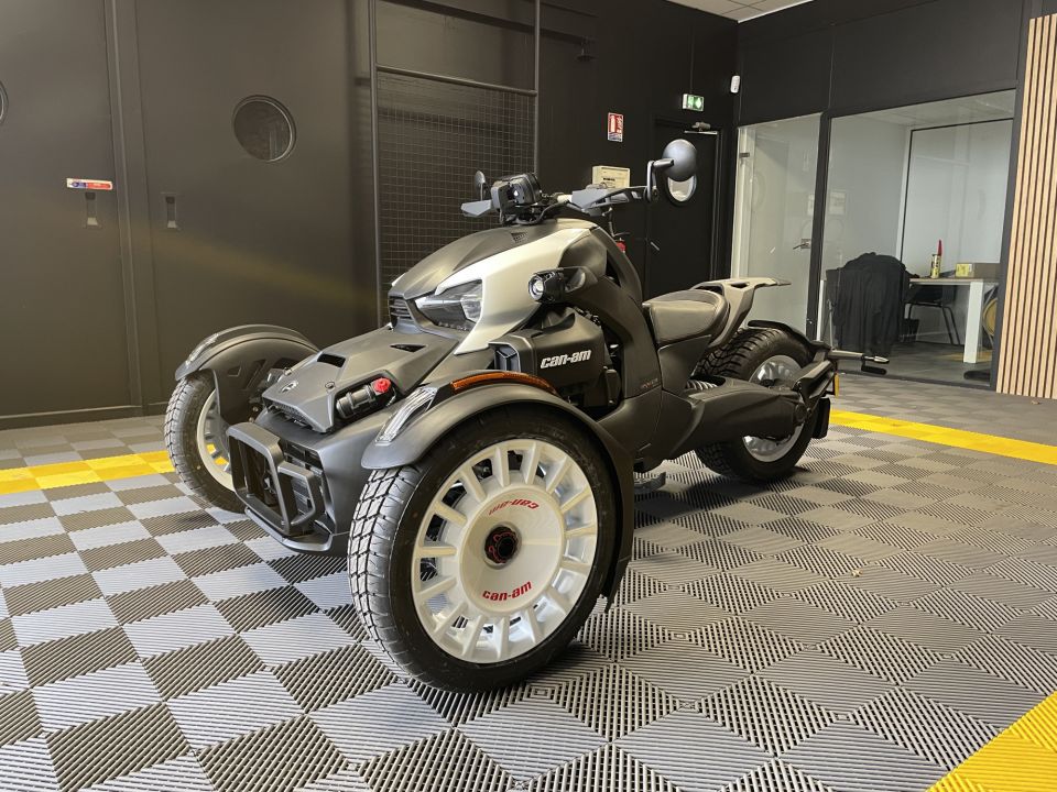 CAN-AM SPYDER 4