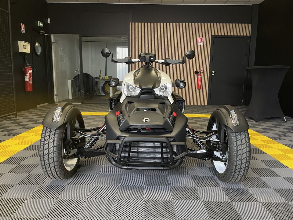 CAN-AM SPYDER 4