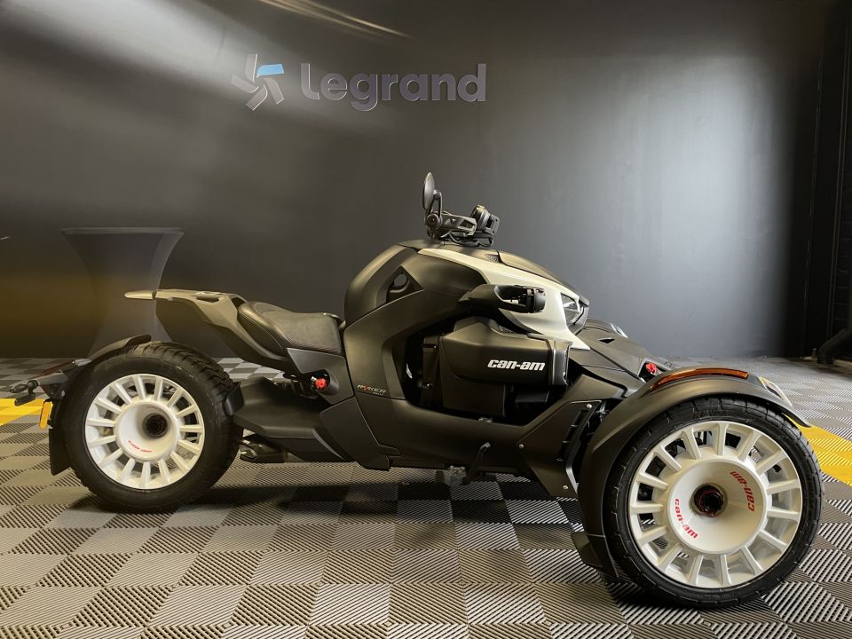 CAN-AM SPYDER 4