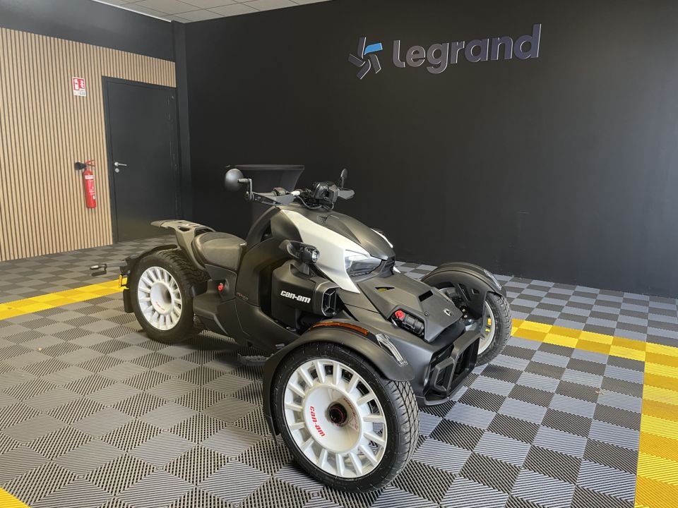 CAN-AM SPYDER 4