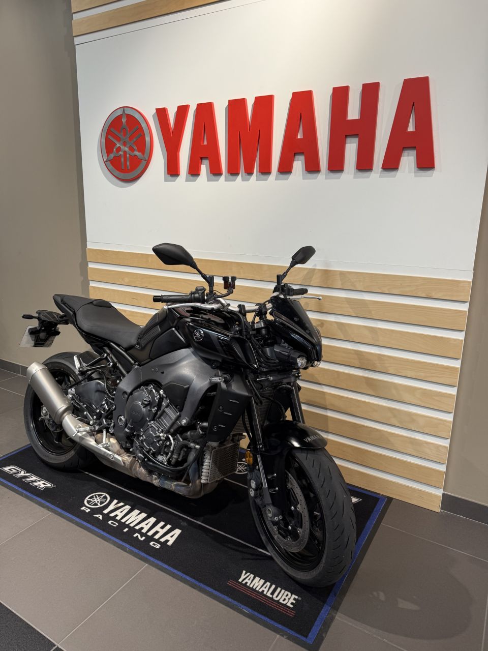 YAMAHA MT-10 4
