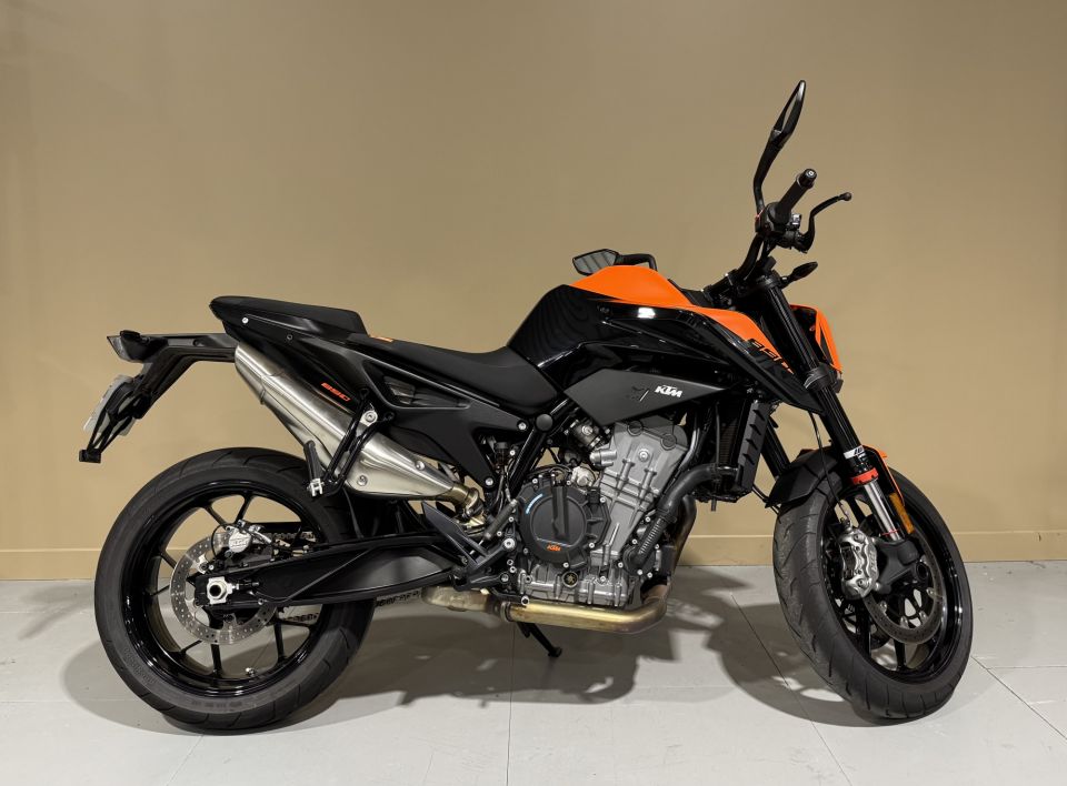 KTM 890 DUKE 4