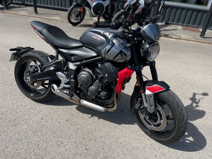 TRIUMPH TRIDENT 660 4