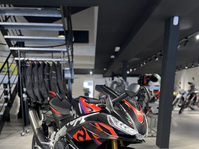 APRILIA RSV4 1100 FACTORY 4