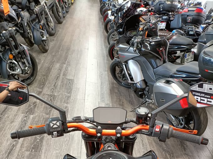 KTM 890 DUKE R 4