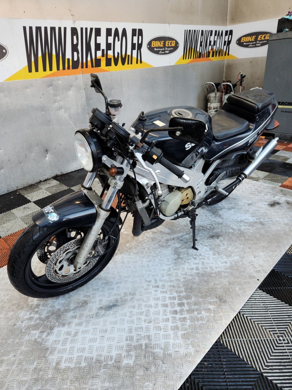 SUZUKI RGV 4