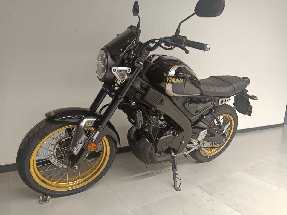 YAMAHA XSR 125 Legacy 4