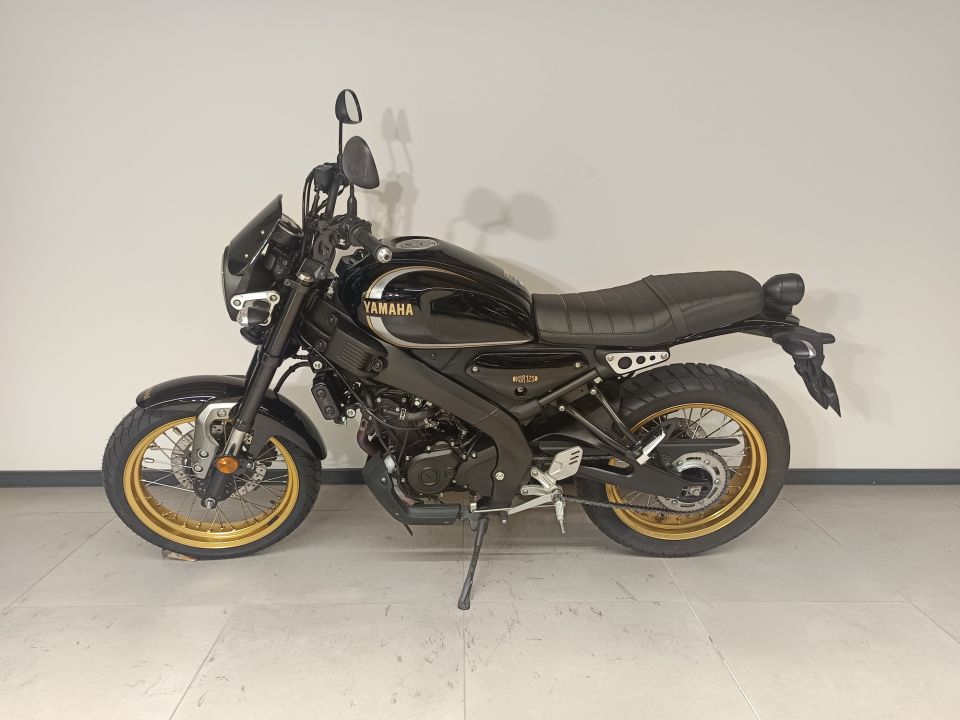 YAMAHA XSR 125 Legacy 4