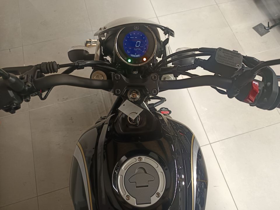 YAMAHA XSR 125 Legacy 4