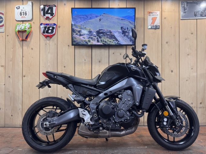 YAMAHA MT-09 4