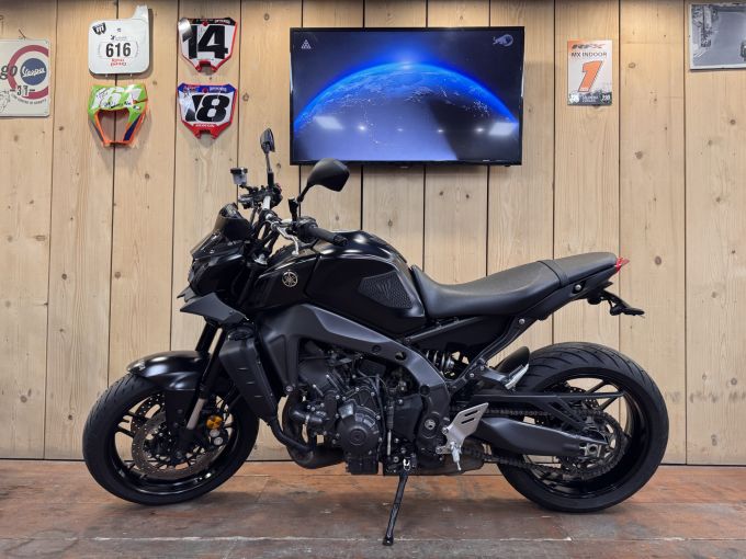 YAMAHA MT-09 4