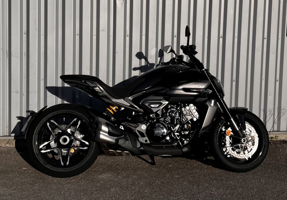 DUCATI X-DIAVEL V4 4