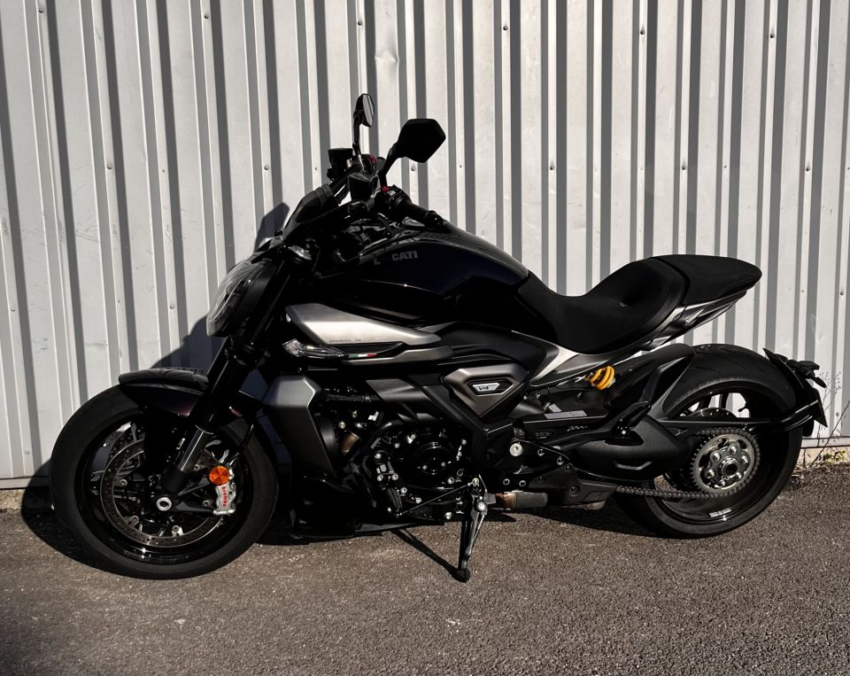 DUCATI X-DIAVEL V4 4