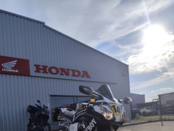 HONDA CBR1000RR FIREBLADE 4