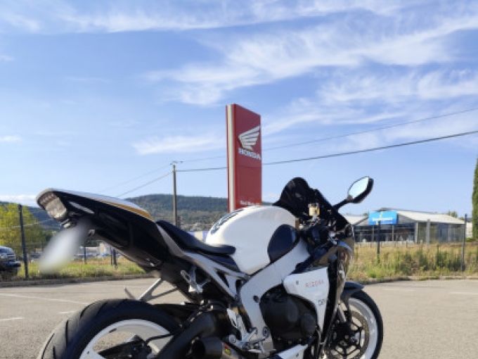HONDA CBR1000RR FIREBLADE 4