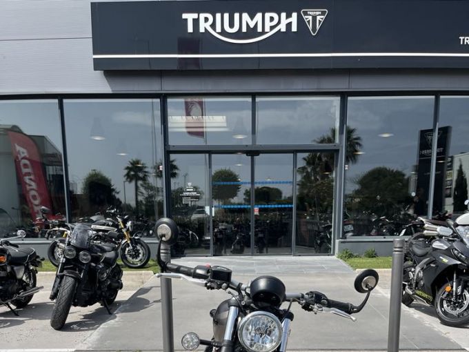TRIUMPH Bonneville Bobber 1200 4