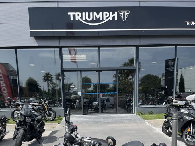 TRIUMPH Bonneville Bobber 1200 4