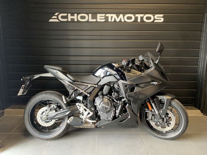 SUZUKI GSX-8R 4