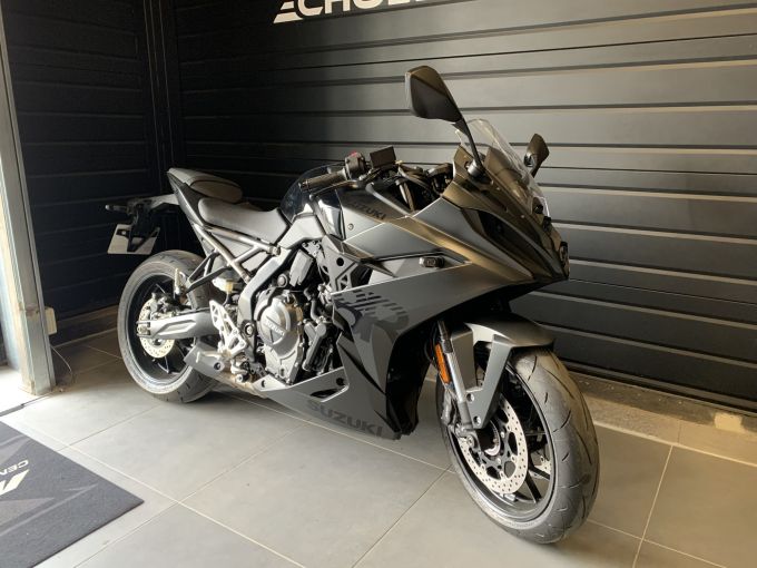 SUZUKI GSX-8R 4