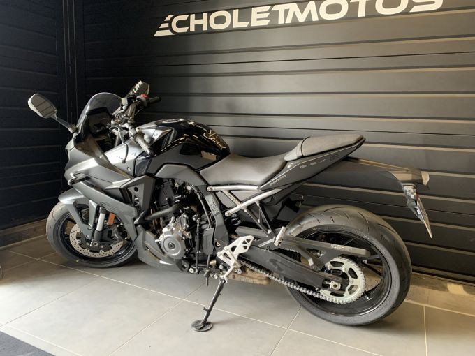 SUZUKI GSX-8R 4