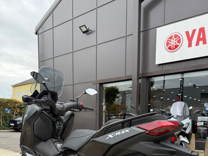 YAMAHA XMAX 300 Tech Max 4