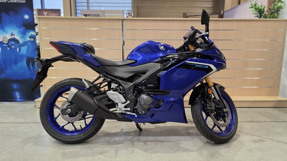 YAMAHA YZF-R3 4