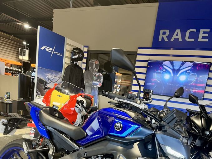 YAMAHA MT-09 Y-AMT 4