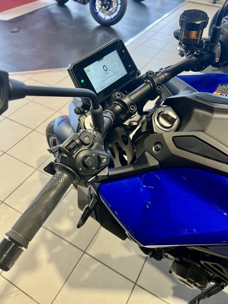 YAMAHA MT-09 Y-AMT 4