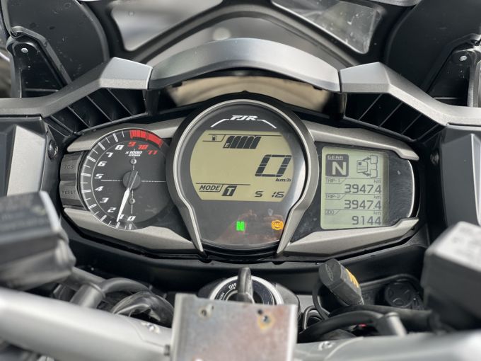 YAMAHA FJR 1300 AE 4