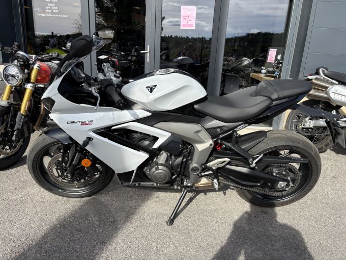 TRIUMPH 	DAYTONA 660 4