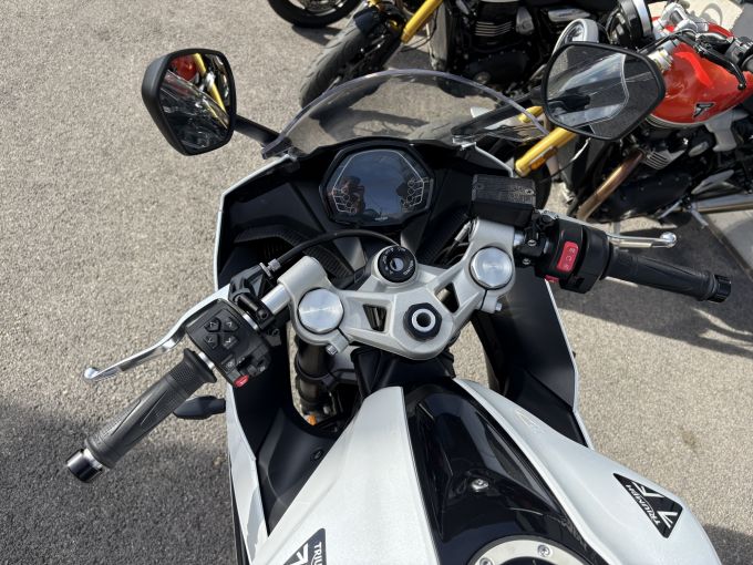 TRIUMPH 	DAYTONA 660 4