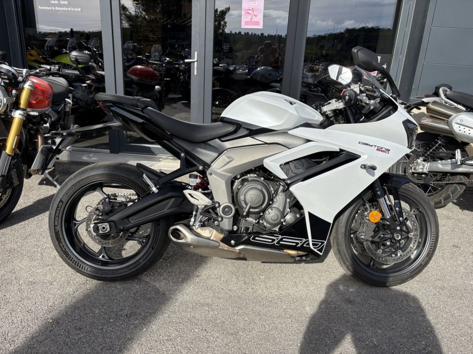 TRIUMPH 	DAYTONA 660 4