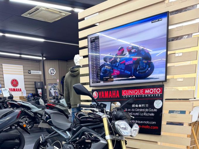 TRIUMPH STREET TRIPLE 675 4