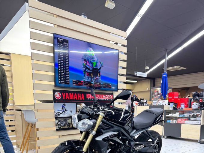 TRIUMPH STREET TRIPLE 675 4