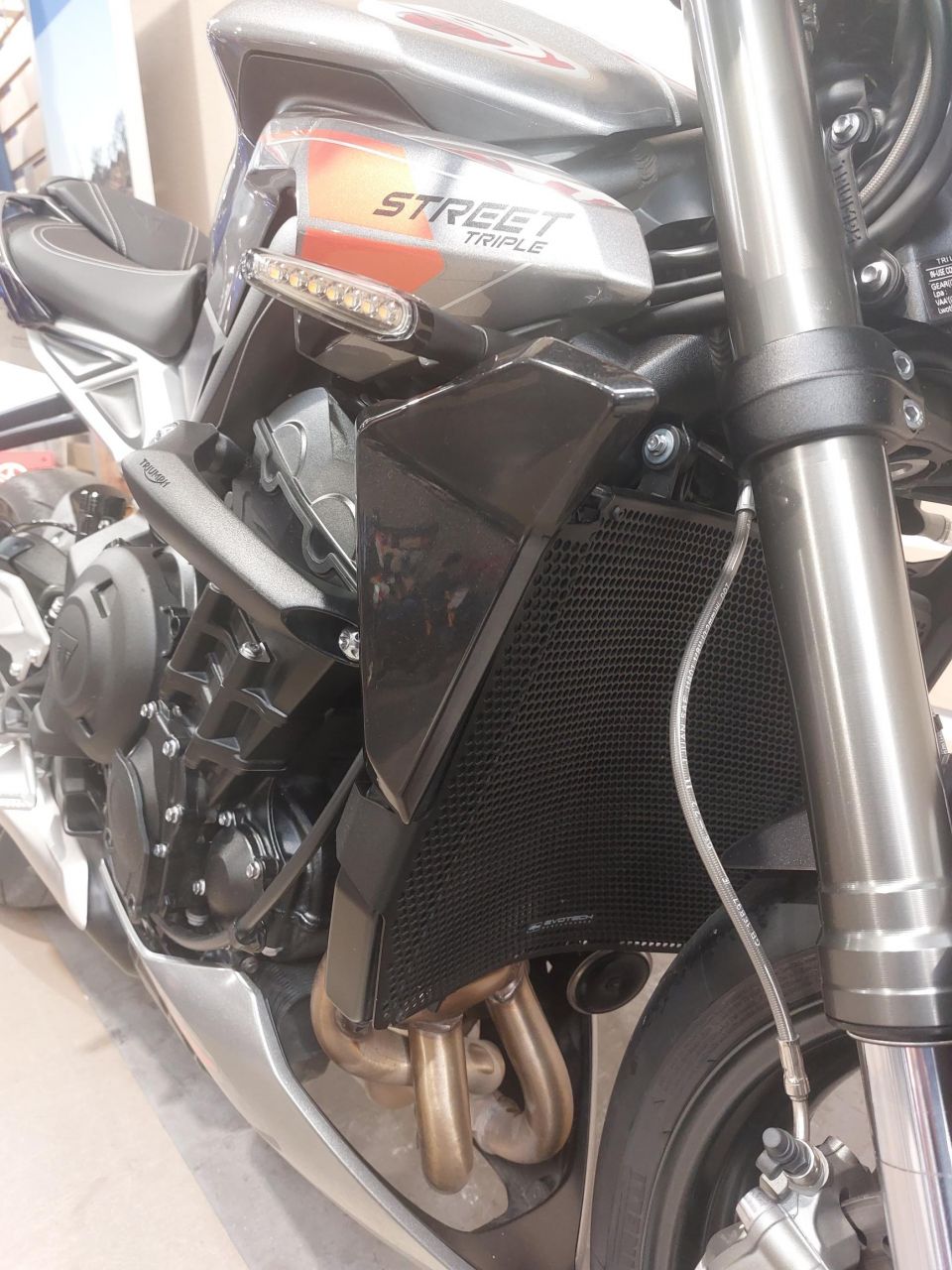 TRIUMPH STREET TRIPLE 765 RS 4